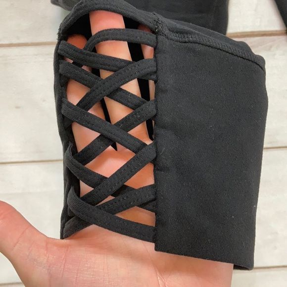 Athleta Black Mind Over Mat Capri Leggings - Picture 4 of 10